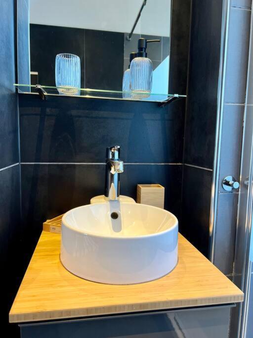 Bellevue - Grand Appartement Pour 5 Sur Les Quais De La Meuse Liege Bagian luar foto